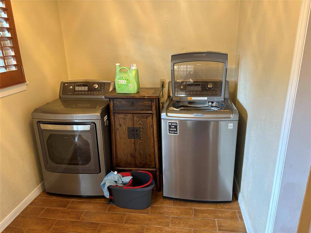 Utility room cabinet stays