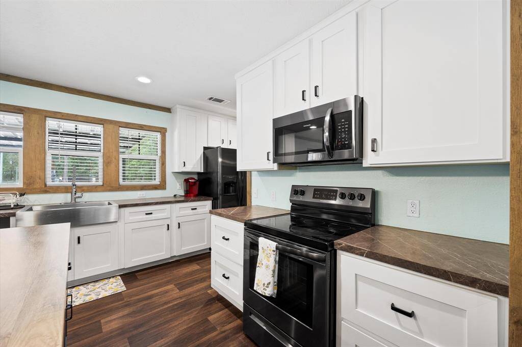 Ample counter and cabinet space