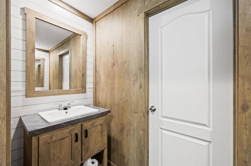Full secondary bathroom with tub/shower combo