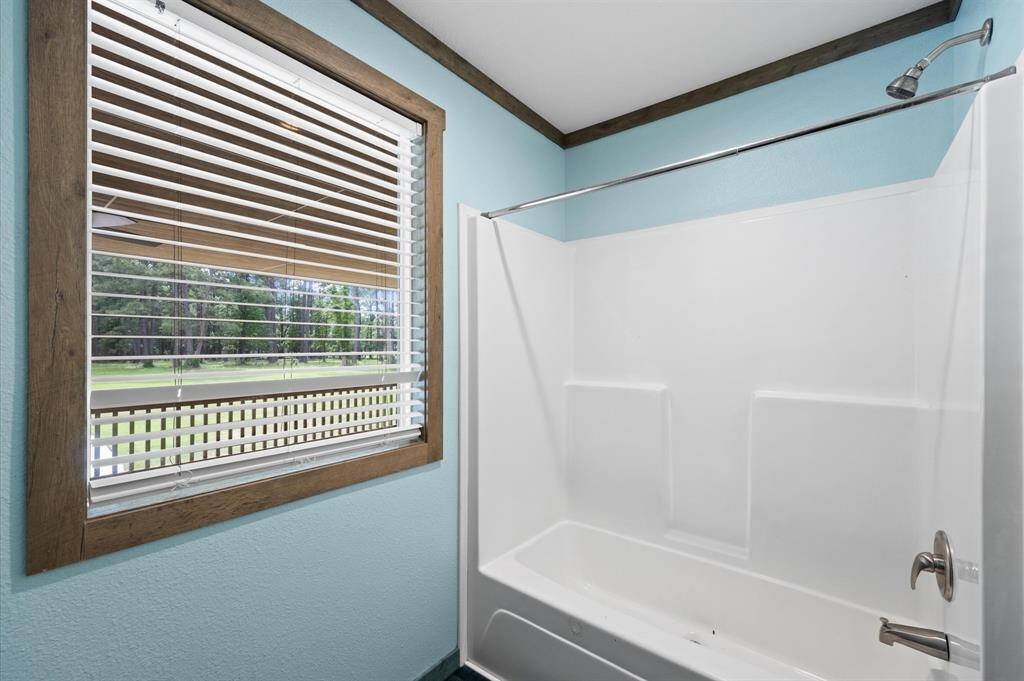 Full secondary bathroom with tub/shower combo