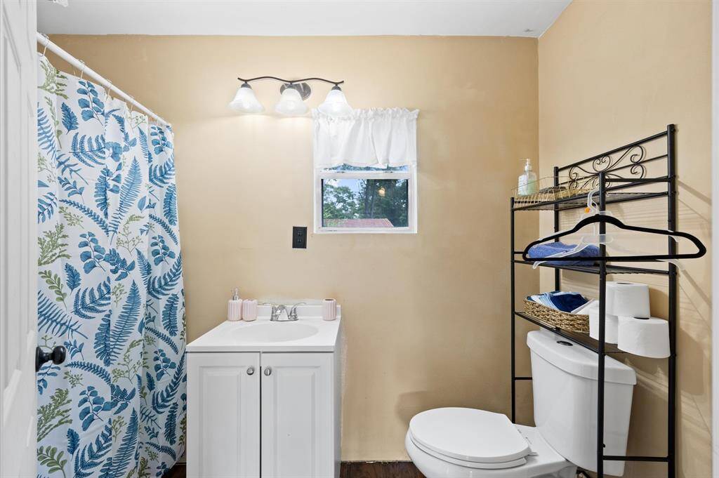 Full guest bathroom with shower.