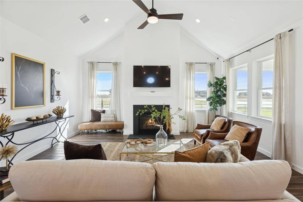 Impressive great room (*Photo not of actual home and used for illustration purposes only.)