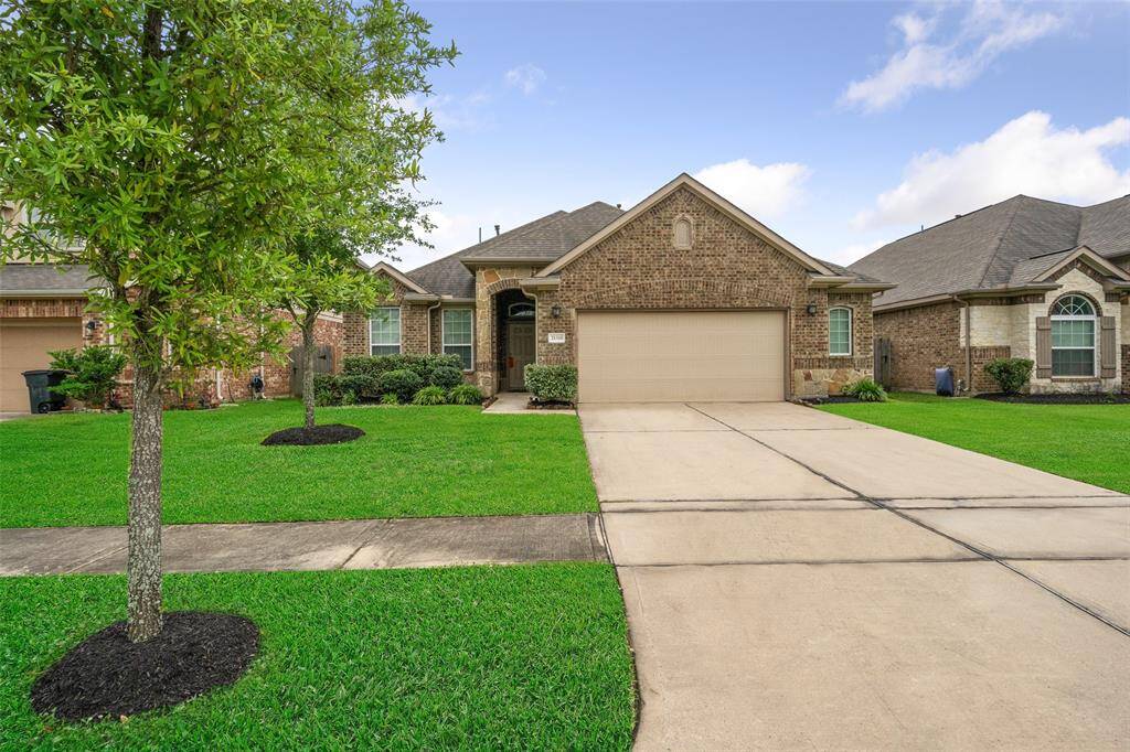 At the front of this photo, is the whole neighborhood smooth concrete side walks, GREAT for walking & meeting yr neighbors, SUPER great for pedal Biking & Skateboarding on, will keep yr Teenagers busy, occupied an fit. C'mon Dad, you can do it too - I was allowed thru 60 yrs old, when blood thinners became a problem!