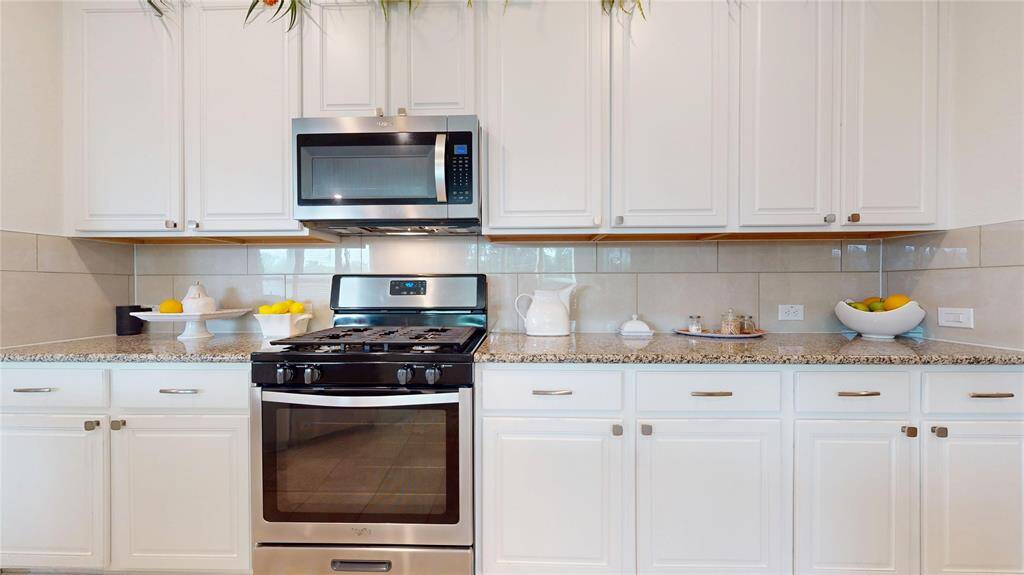 This sturdy cooktop is ready to serve up family breakfasts and even fine dining. This kitchen has tons of cabinetry, up and down, means tons of convenient storage, with counters everywhere for comfort and easy tasking.