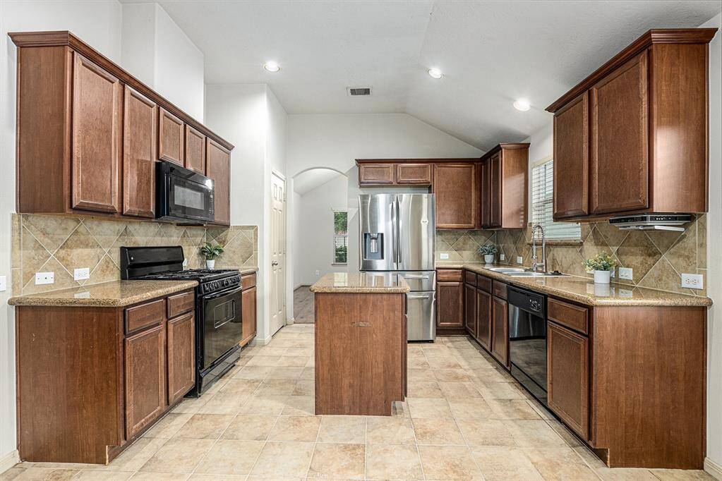 Expansive Kitchen cabinets