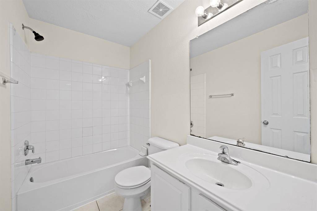 Secondary full bathroom