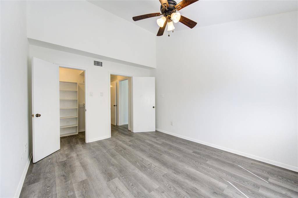 Spacious and Bright Bedroom: This primary bedroom features a ceiling fan for added comfort, a generous walk-in closet for ample storage, and a large window that fills the space with natural light. Freshly painted in a soothing tone, it offers a peaceful and inviting retreat.