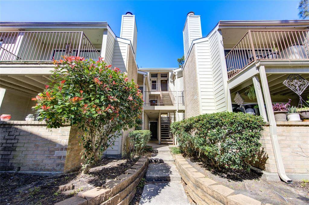 Private and peaceful entrance: Tucked back from the street, the entrance to this condo offers ample privacy and a quiet retreat from the hustle and bustle. A perfect blend of seclusion and convenience, it provides a welcoming and tranquil first impression.