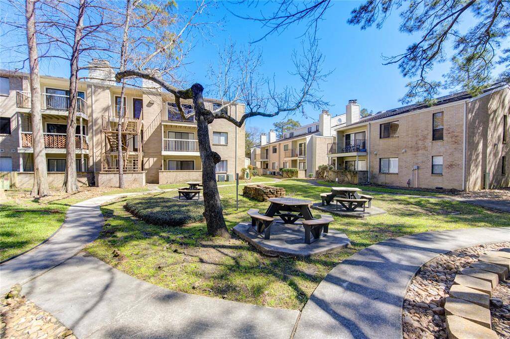 Outdoor relaxation and dining: Enjoy a picnic in the peaceful green space, complete with mature trees and picnic tables. Whether it's a quiet lunch or a gathering with friends, this outdoor retreat offers the perfect spot to relax and enjoy nature.