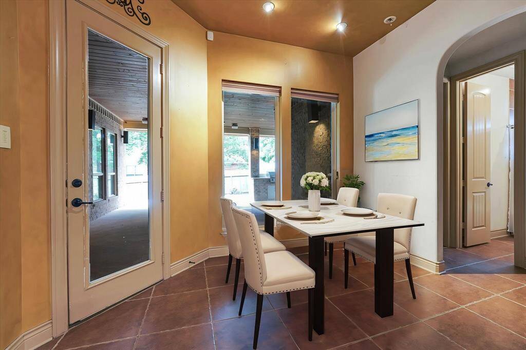 Cozy breakfast nook with overlooks the beautiful back patio, perfect for morning gatherings.