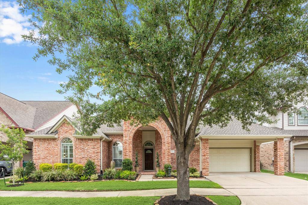Welcome to 5114 W. Jerad Dr. in the Candlelight Place neighborhood of Oak Forest East.