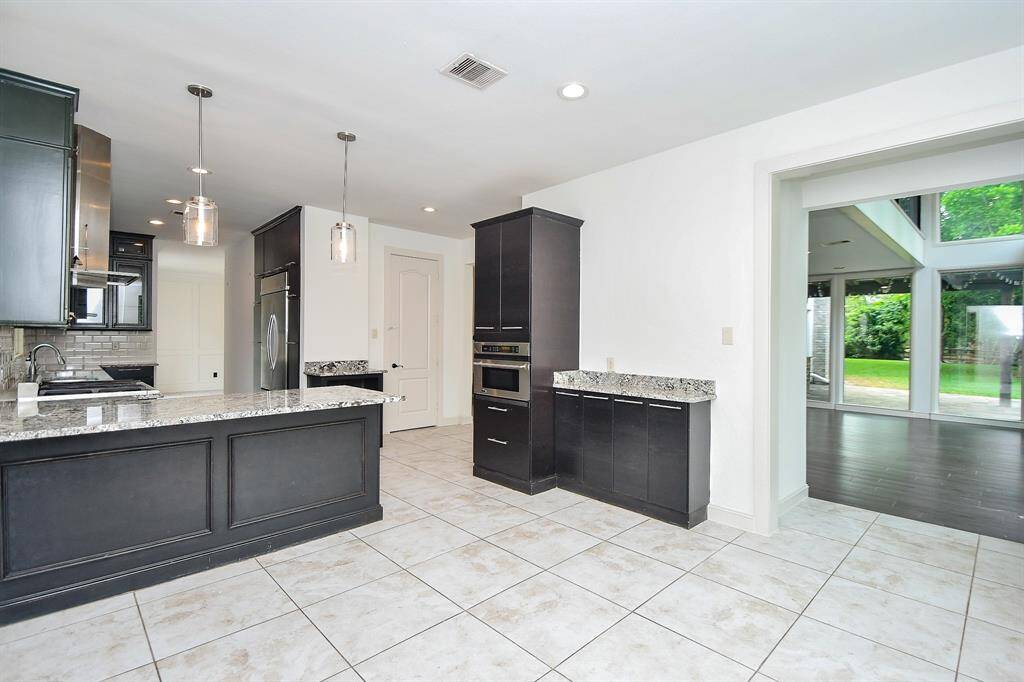 Eat in breakfast area, 18" large floor tiles, leads to the kitchen and living areas
