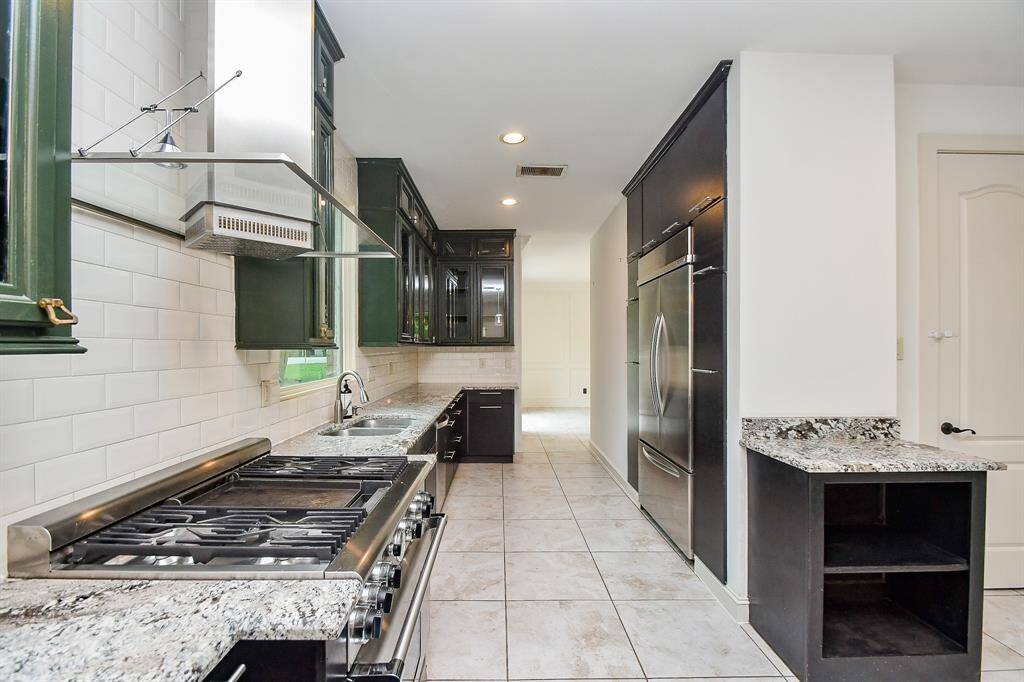 Kitchen offers plenty of prep space and large walk in pantry
