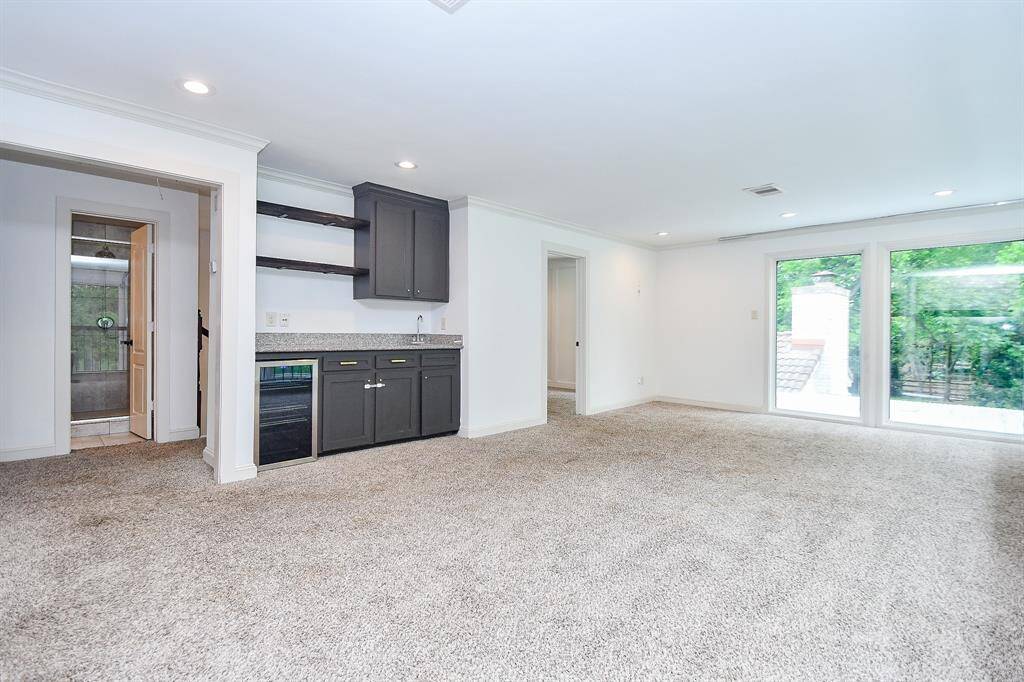 Second floor offers 3 additional bedroom and 2 more full bathrooms