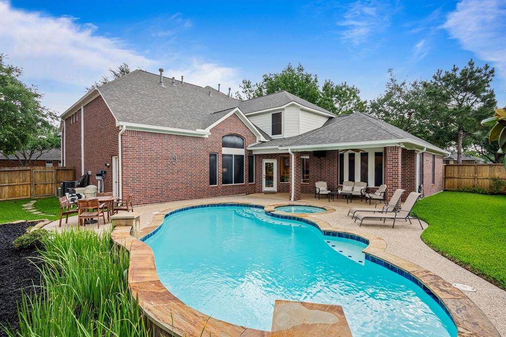 This exceptional 5-bedroom, 4-bathroom home with a sparkling pool offers the perfect blend of elegance, comfort, & functionality—ideally positioned to take full advantage of the neighborhood’s resort-style amenities, top-rated schools, scenic greenbelts, and convenient access to shopping, dining, and major thoroughfares.