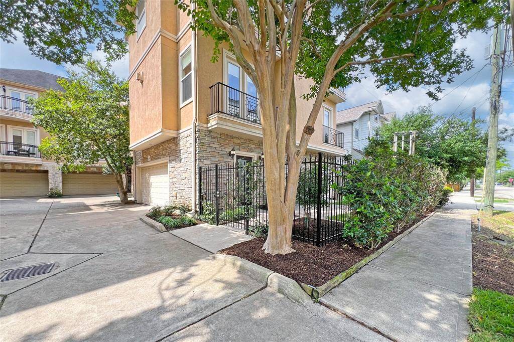 Just minutes from the Galleria, Downtown, and popular Washington Ave spots, you’ll love the local cuisine and shopping options.