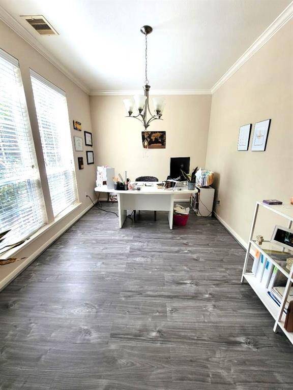 Dining room next to the entrance - can also be used as office space (flooring has been replaced).