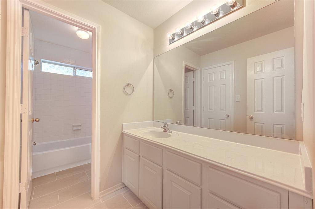 Hollywood style bath connecting to the largest room upstairs