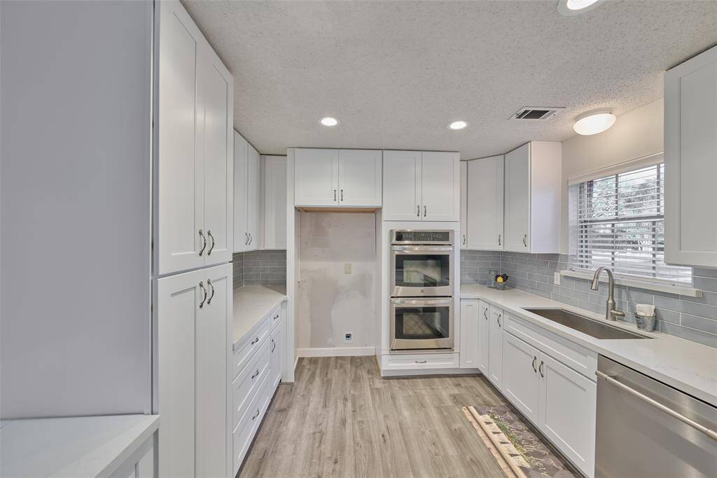 Wish I had a double oven and farmhouse sink!