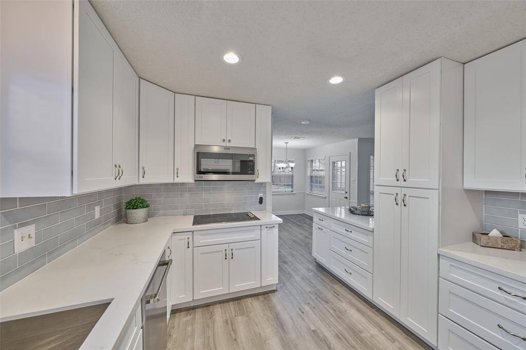 Lots of counter space here!