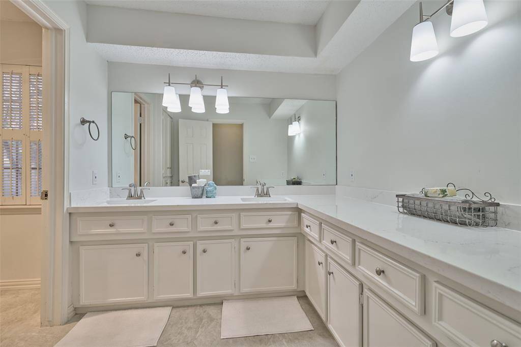 Love this space so much! Look at the cabinets and counter space!