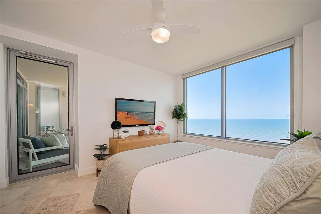 PRIMARY BEDROOM WITH DIRECT ACCESS TO THE BEACHFRONT BALCONY.