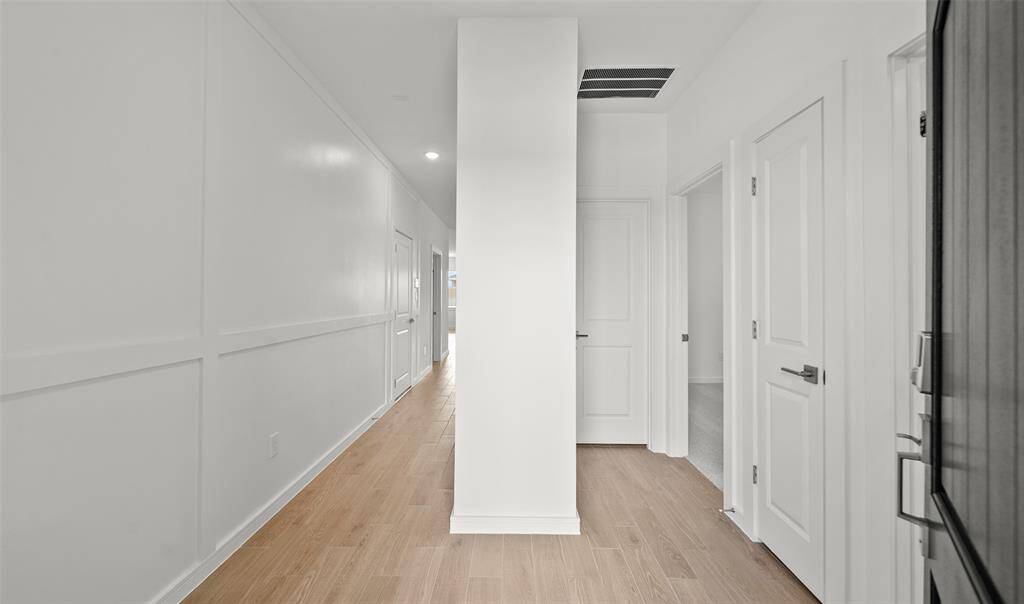 Welcoming foyer (*Photo not of actual home and used for illustration purposes only.)