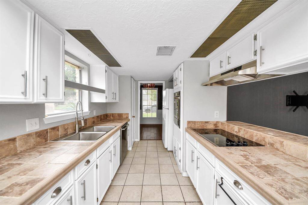 Modern kitchen featuring sleek, brand-new appliances.