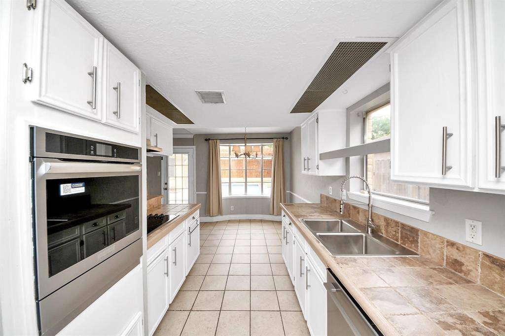 Modern kitchen featuring sleek, brand-new appliances.