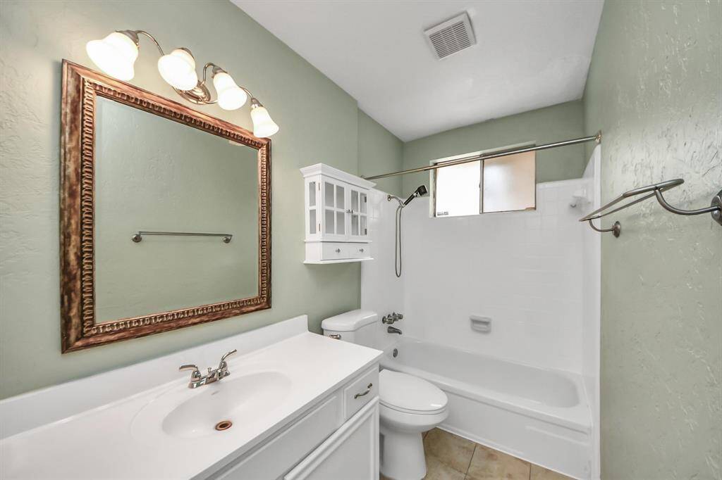 Modern secondary bathroom featuring a convenient shower/tub combination.