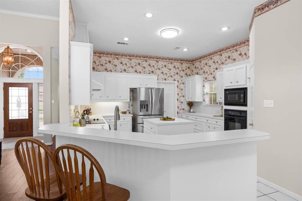 Imagine entertaining at this breakfast bar; it will be so easy!  The open design offers many possibilities for all your needs!