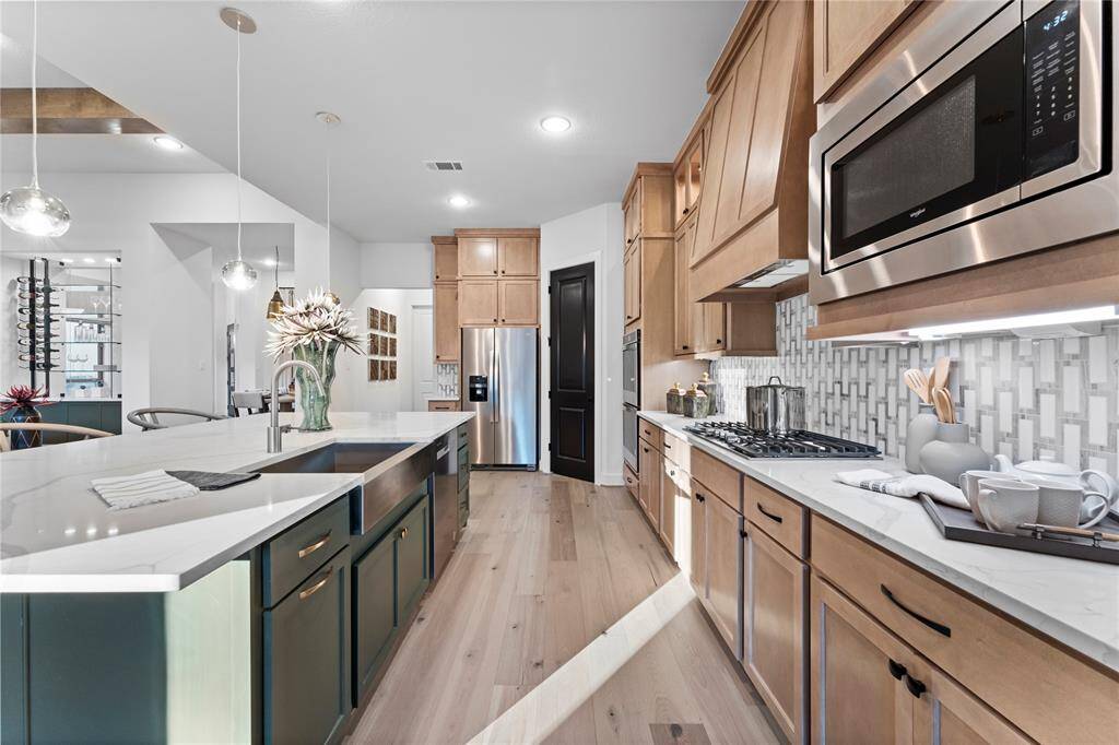 Under Cabinet Lighting, Gas Cooktop, and Custom Vent Hood