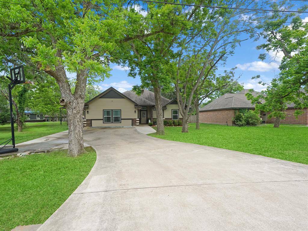 BEAUTIFUL "HONEY, STOP THE CAR" CURB APPEAL THAT WELCOMES YOU AS YOU DRIVE UP THE LONG DRIVEWAY!