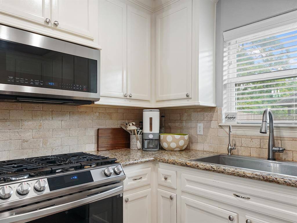 BEAUTIFUL GRANITE COUNTER-TOPS, STONE BACKSPLASH & STAINLESS STEAL APPLIANCES INCLUDE MICROWAVE, GAS RANGE & LARGE CUSTOM SINK.