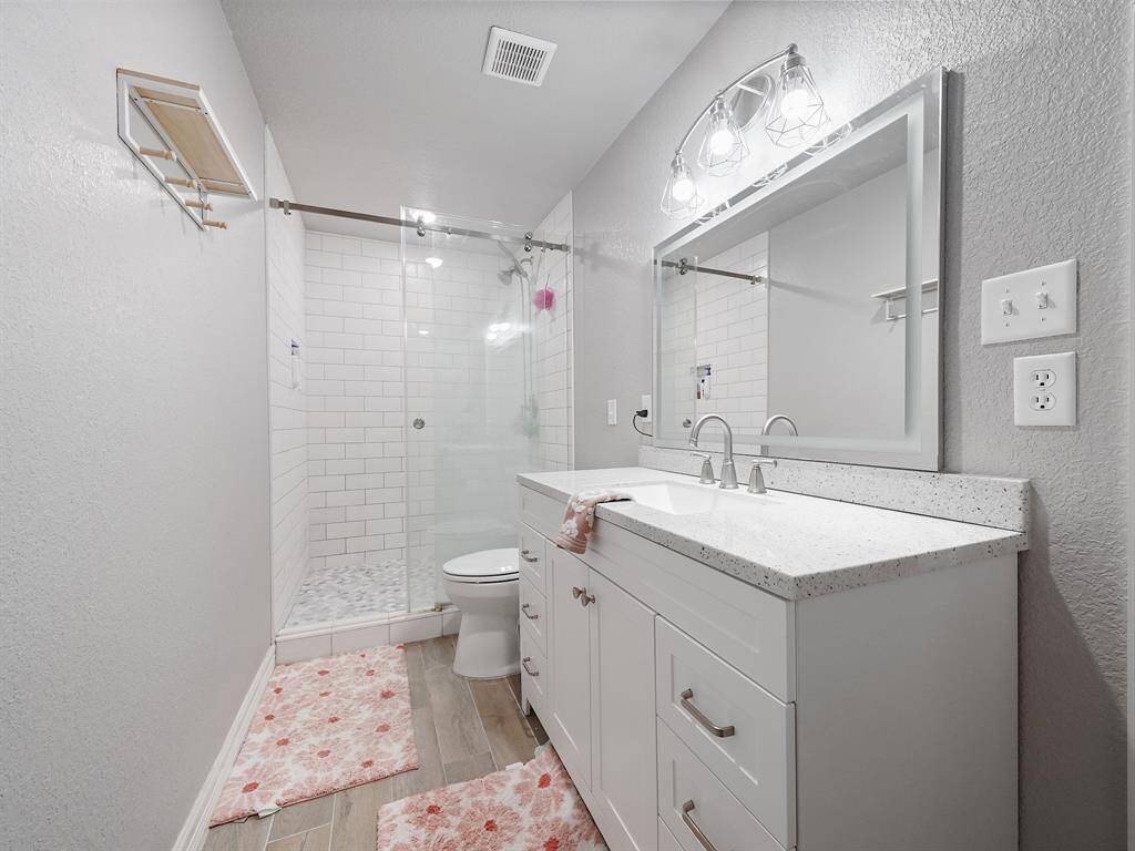 THIS IS THE FULL BATH THAT SERVICES THE 2nd PRIMARY BEDROOM.