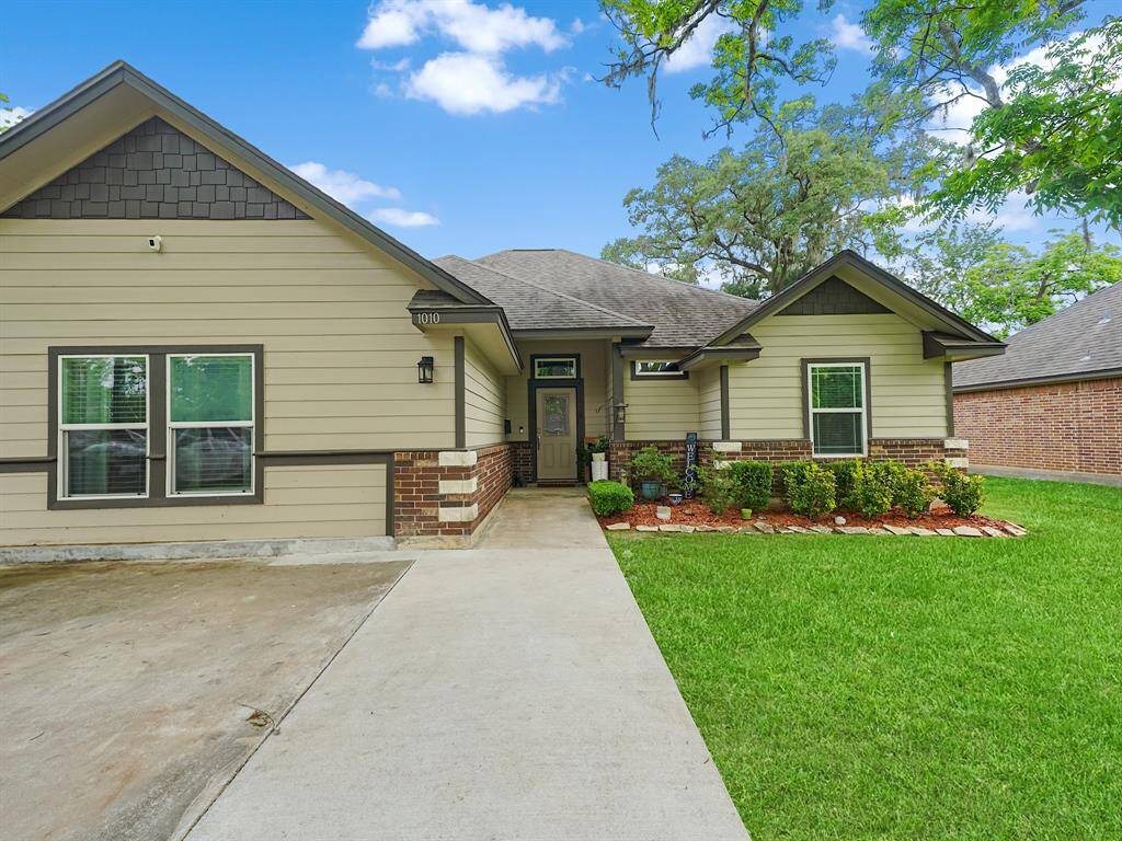 AS YOU WALK TOWARDS THE FRONT DOOR, YOU SEE THE NICE HARDI-PLANK EXTERIOR AND THE BRICK & STONE ACCENTS.