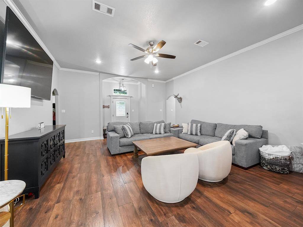 ANOTHER ANGLE OF THE AMAZING LIVING ROOM.