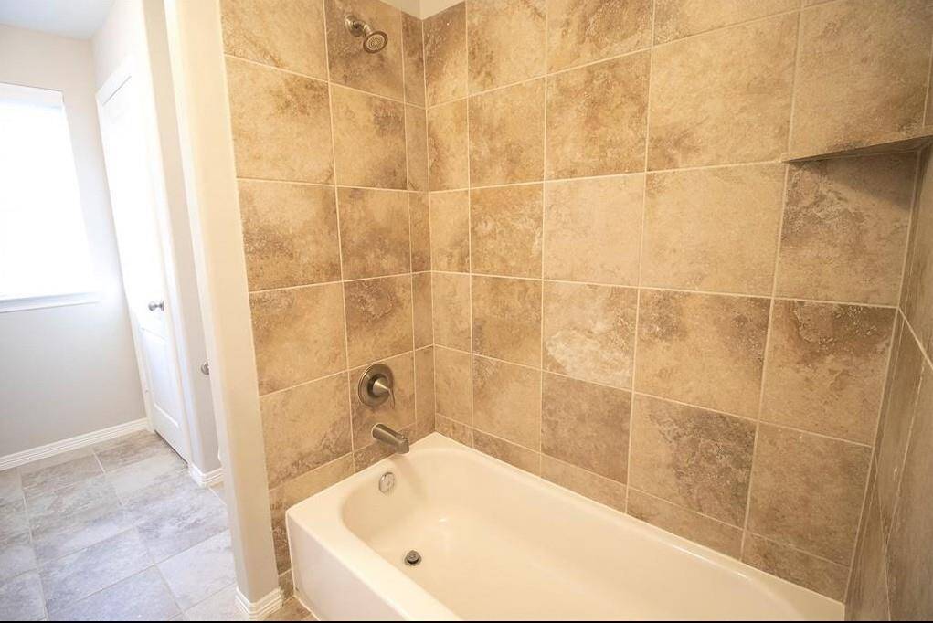 View of secondary bathroom :2.