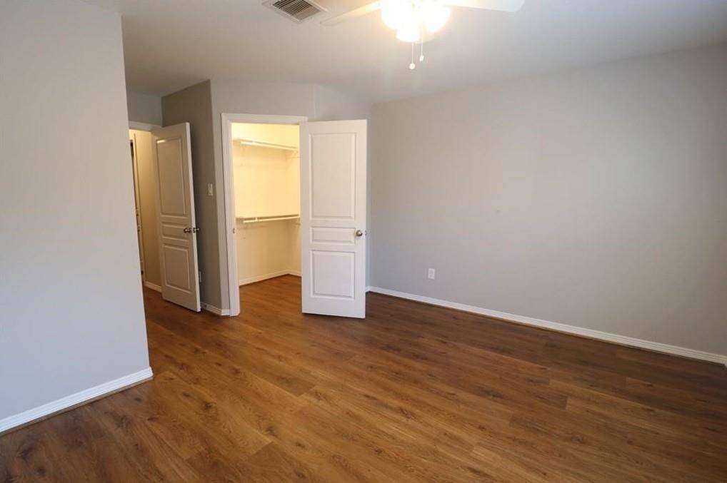 View of secondary bedroom :3.