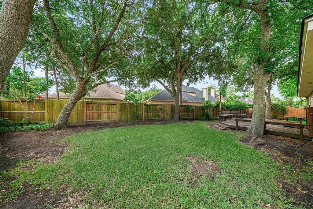 More lawn space beyond the back of the garage.
