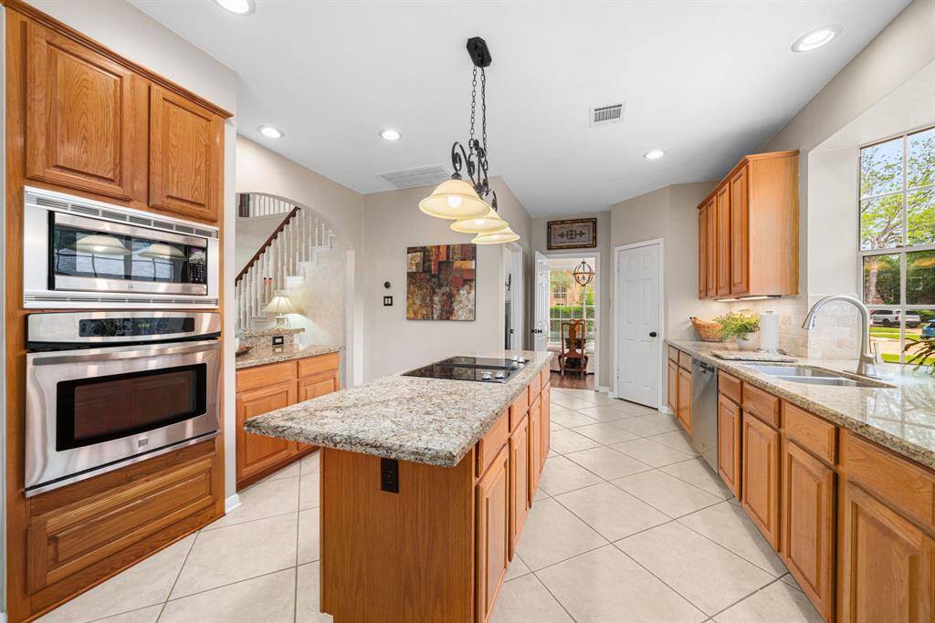 Ample counter space and cabinets keep you well organized, and you can create your best dishes with the convenient island cooktop.