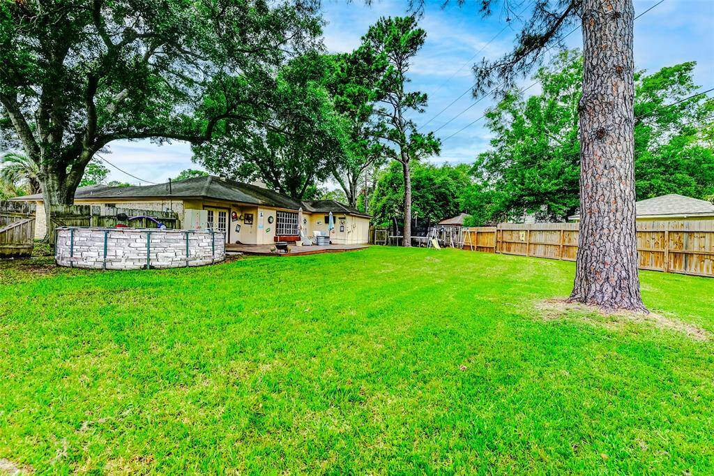 Pool-check and still plenty of room for a playset or pets.