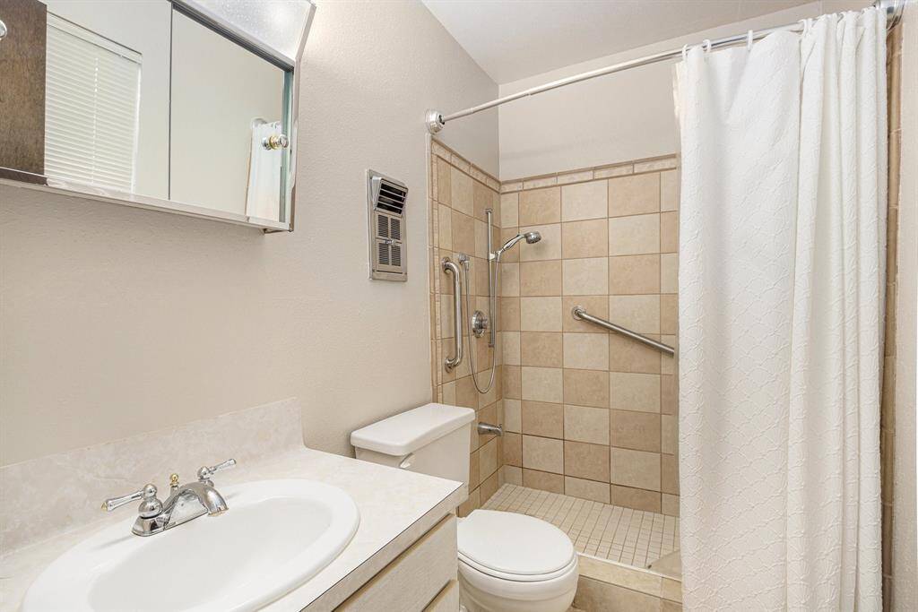 Primary bath with handicap shower access