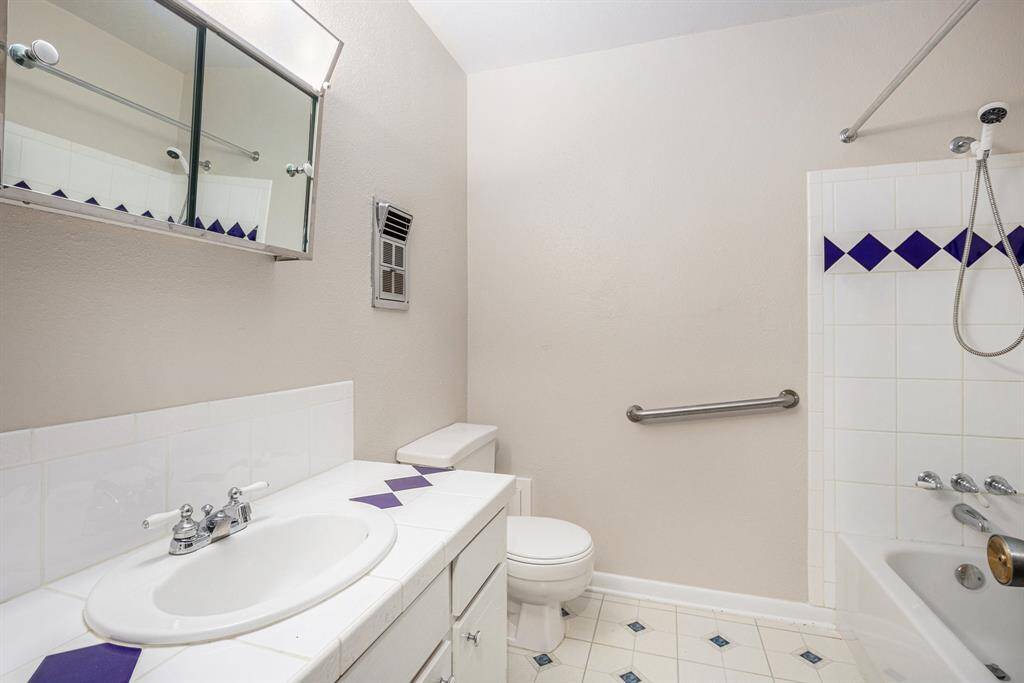 Secondary full bath