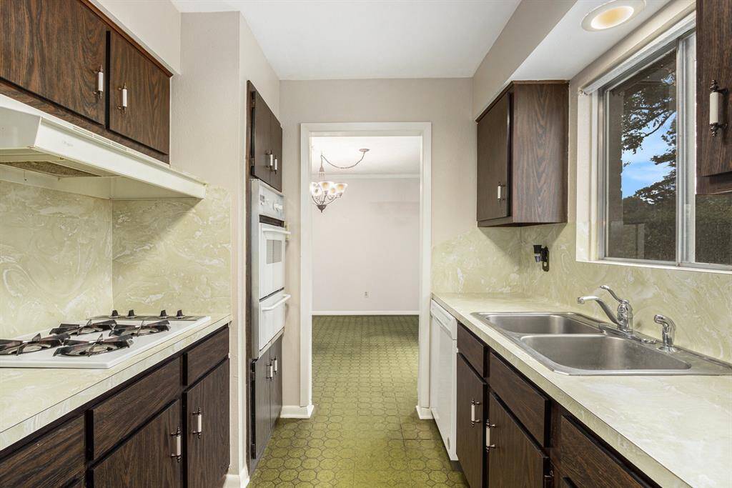 Gas cooktop and window over sink