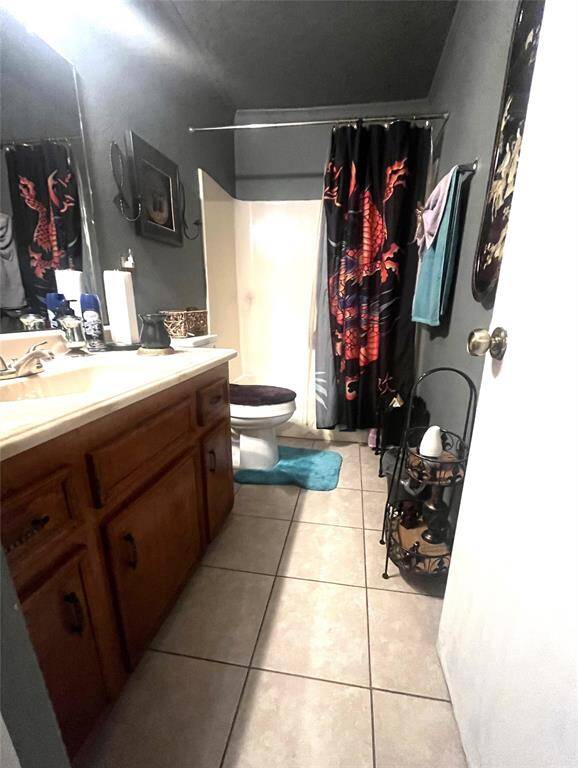 2nd floor full bathroom