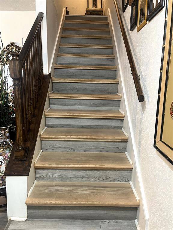 Stairway upgraded to solid wood & laminate risers