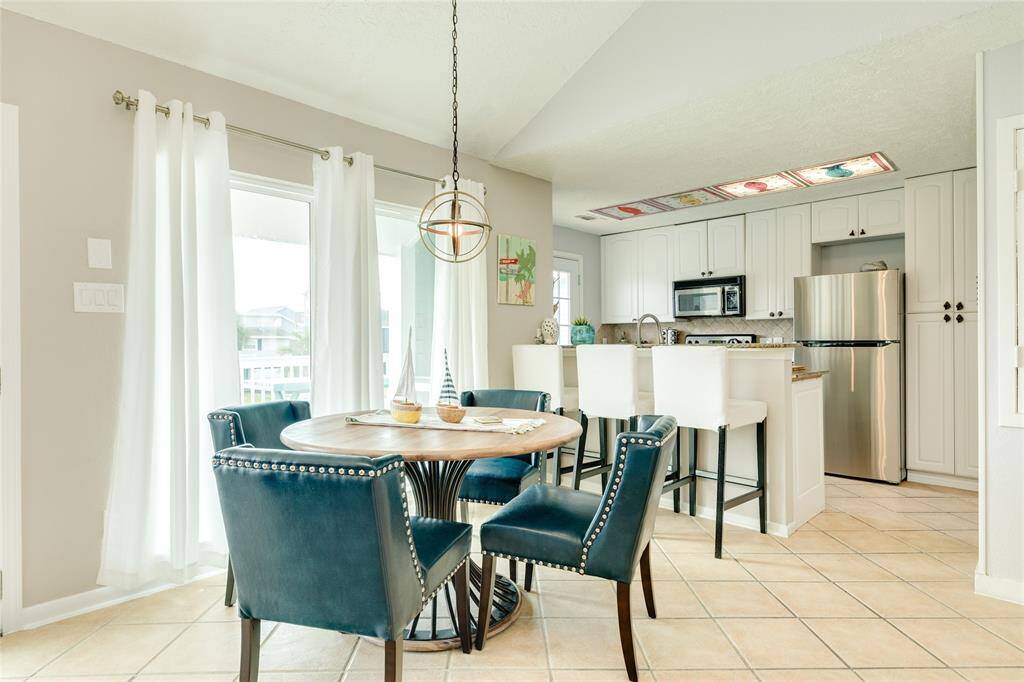 Dining with breakfast bar.