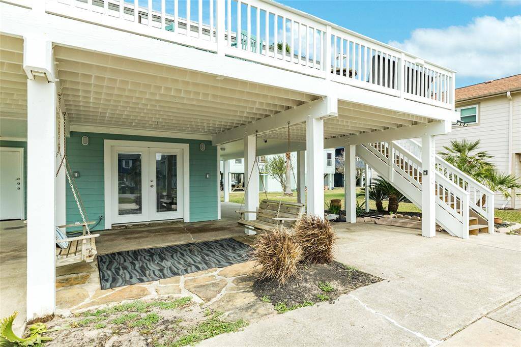 Great ground level entertaining space to relax and enjoy fun beach games.