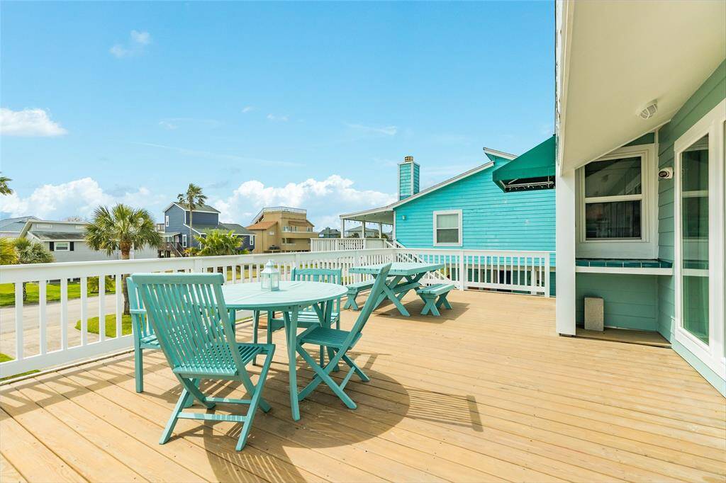 Large and spacious deck.